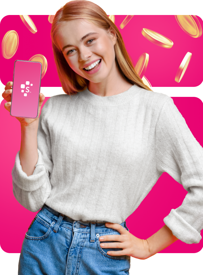 Mulher sorridente mostrando celular com logo da Serasa, em fundo rosa com moedas douradas
